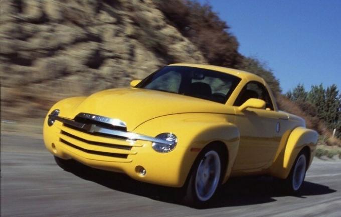 Pickup-cabriolet Chevrolet SSR utfärdat en kort period, 2003-2006. | Foto: cheatsheet.com.