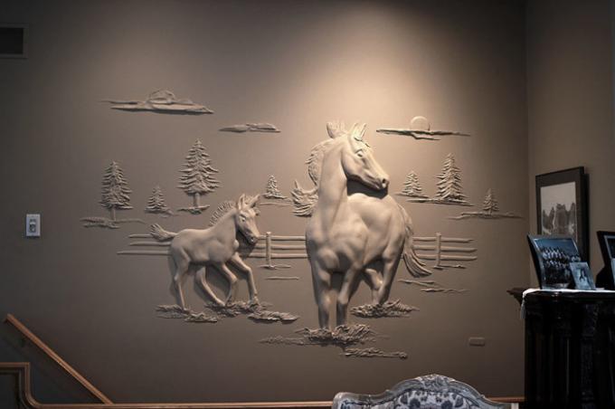 Häst och föl plaskar dekorera en av väggarna i vardagsrummet. | Foto: pinterest.com.
