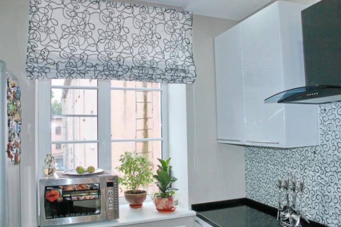 Det svarta och vita sortimentet i köket tvingar inte att använda strikta färger för gardinerna.