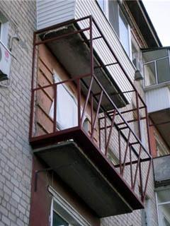 Glasning och isolering av balkongen bör baseras på en ram från ett hörn.