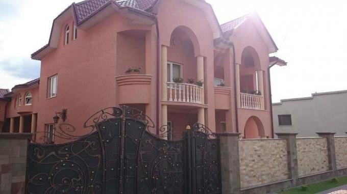 Den rikaste by i Ukraina, där det inte finns en-våningsbyggnad.