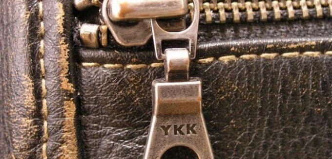 Letters «YKK» dekorerade och prisvärda kläder och dyr designade väskor.