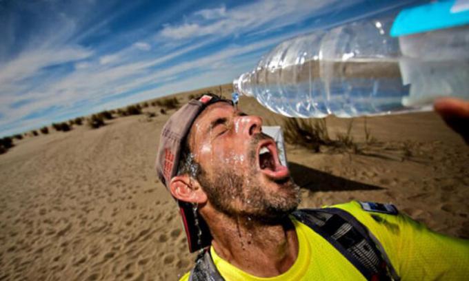 Människor som har hjärtproblem är bättre att dricka bara vatten. / Foto: runnersworldtr.com.