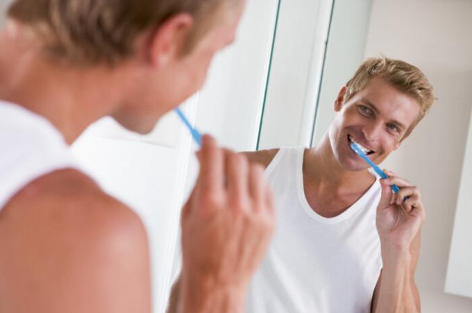 Ta en dusch, glöm inte att rengöra tänderna. / Foto: static5.depositphotos.com. 