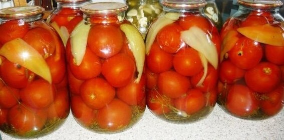 En läcker recept för inlagda tomater för vintern