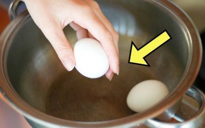 Hur man lagar en hårdkokt ägg från vilken skalet är "slazit" själv