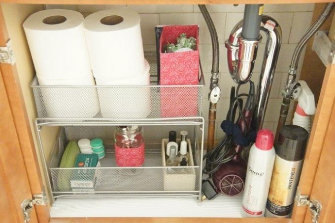 Kvalitativt organisera lagringen är möjlig även i de minsta badrummet.
