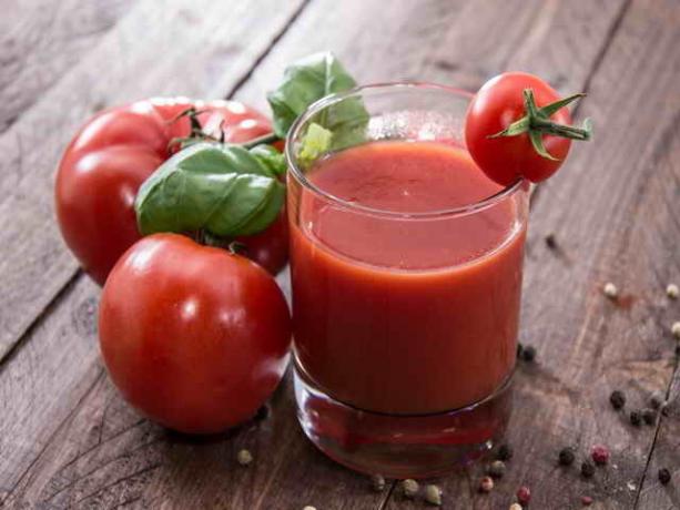 Skörd av hälsosamma juicer från tomat © ofazende.ru