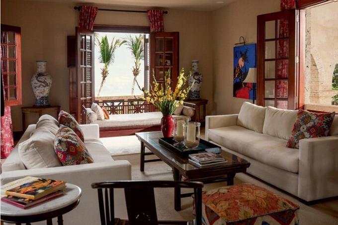 Interiören i vardagsrummet: antika vaser, som importerats från Kina, bilden Dominikanska konstnären Herman Perez, snygga möbler från Spanien. | Foto: Thiago Molinos (Tiago Molinos).