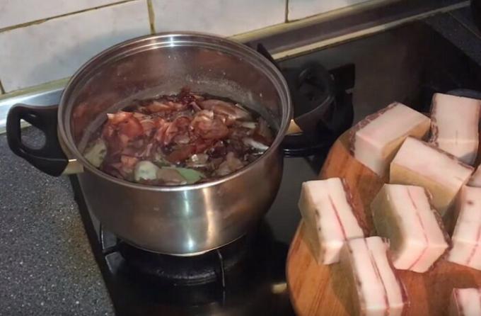 Skivad bacon matlagning i lök skinn.