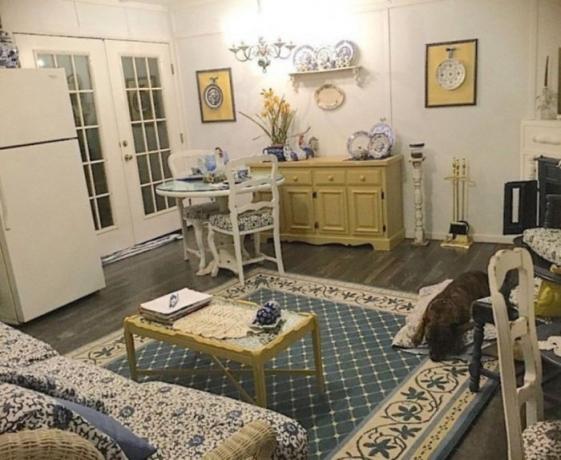 Behålla den gamla målade möbler och smakfullt utarbetat rum i gammaldags stil.