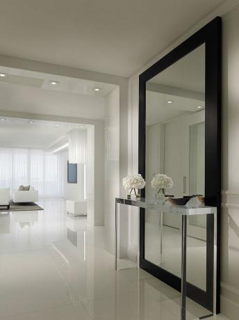 Användningen av speglar i full höjd kan ge rummet ljus och volym.