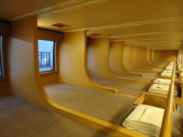 Ovanliga våningssängar i sovvagnar i Japan. 