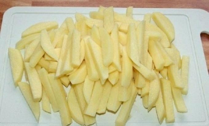 Skär den skalade potatisen till stavar med 1 cm tjocklek.
