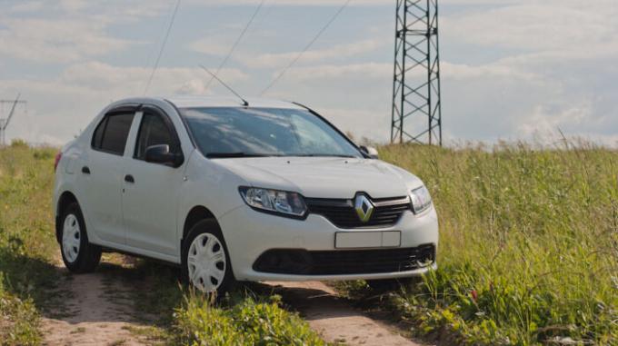 Renault Logan, efter uppdatering bli uppriktigt utilitaristisk utseende. | Foto: drive2.ru