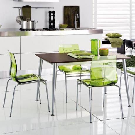 Ljusa detaljer för inredning - gröna stolar för köket, färgade rätter 